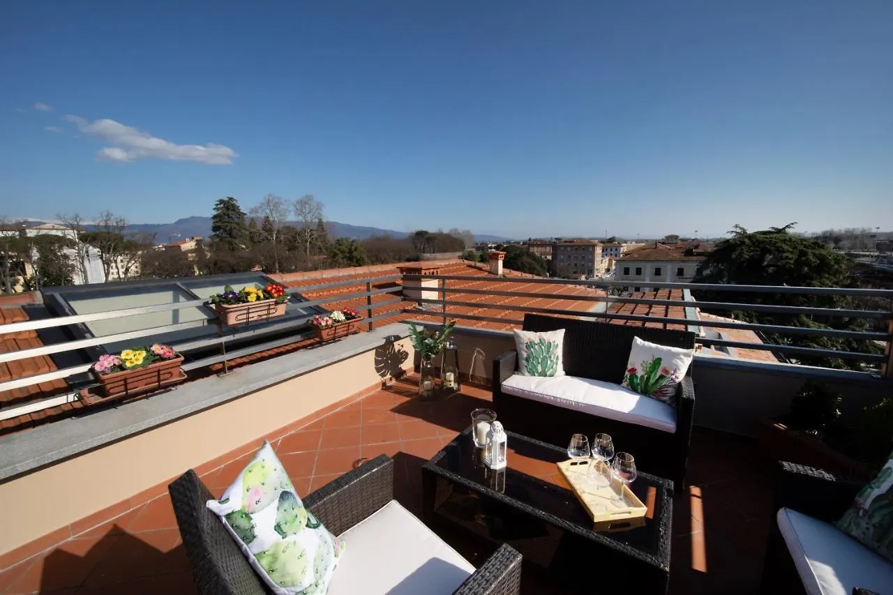 Rooftop Delight With Terrace 卢卡 公寓